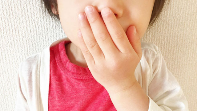 冬に流行する感染症-RSウイルス感染症-口を押える子ども