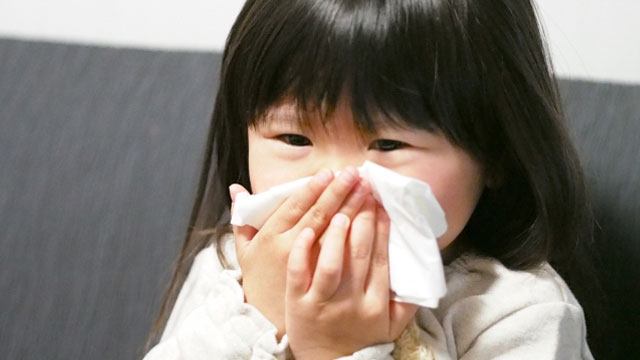 冬に流行する感染症-RSウイルス感染症-ティッシュで鼻を押える子ども
